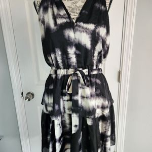 BCBGMaxAzria dress size large features 2 tiers, drawstring, and cute back